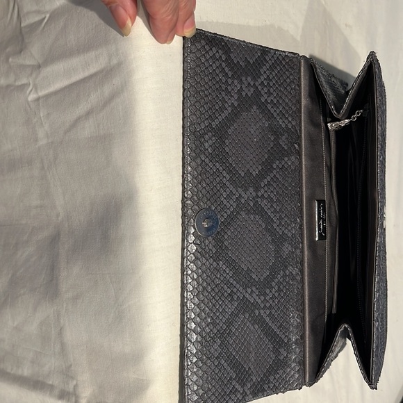 Judith Lieber, Gray snakeskin purse. Comb and mirror, mirror bag, dust bag - Picture 10 of 16